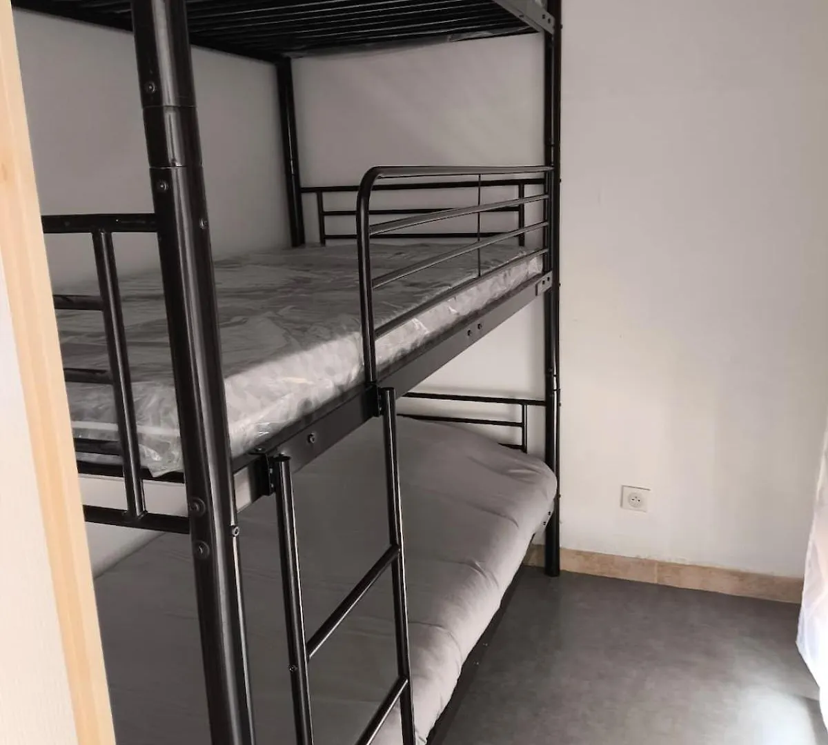 Home2Sea - Piscine, Jardin, Studio Cabine, 1 Canape Lit Convertible 2 Adultes, 1 Lit Superpose Triple 3 Enfants Ou Ados 0*, Vallauris